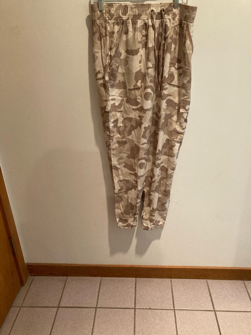 Olive & Oak Beige Camo Cargo Joggers waist t16” rise  13” inseam 25” length 37”